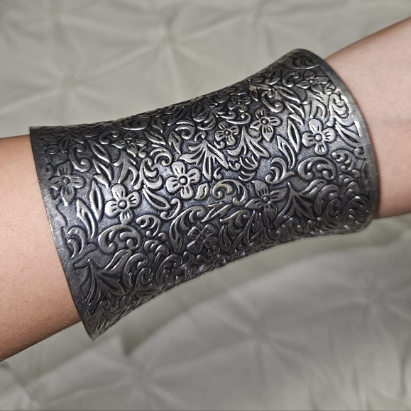 Vintage Floral Silver Wrist Cuff - Picture 2 of 6
